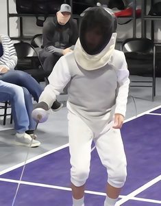 A fencer avatar beginning his attack.